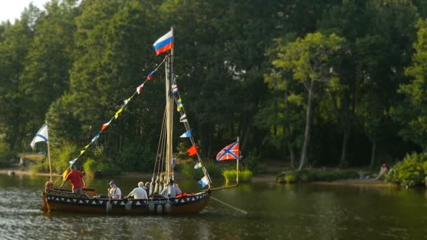 俄罗斯圣彼得堡 2018年6月17日 历史悠久的船与船长和船员在船上与节日航海旗 慢动作 — 图库视频影像