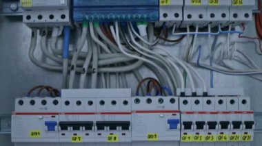 Otomatik büyük elektrik pano panorama üstten alta geçer