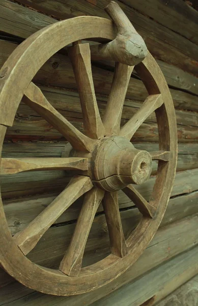 納屋の壁に吊るされた古い木製の車輪 — ストック写真