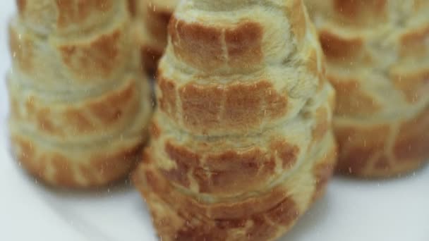 Frissen Sült Croissant Porcukrot Mint Karácsonyfa Téli Erdő — Stock videók