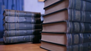Kitap kütüphane kavramı, bilgi ve hikmet, tabandan tavana görünümünü masanın üzerinde yüksek yığını