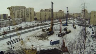 Zaman atlamalı bir komşu evin penceresinden yukarıdan, inşaat sitenizin görünümünde