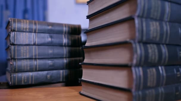 Haute Pile Livres Sur Bureau Dans Concept Bibliothèque Connaissance Sagesse — Video