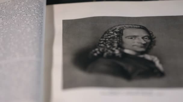 Βολταίρος Μεγάλου Γάλλου Φιλόσοφου Πορτρέτο Στη Σελίδα Του Μεγάλη Εγκυκλοπαίδεια — Αρχείο Βίντεο