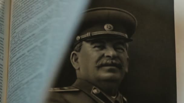 Генералиссимус Иосиф Сталин Портрет Странице Большой Энциклопедии Около 1952 Года — стоковое видео