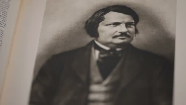 Honore Balzac Frans Schrijver Portret Pagina Van Grote Encyclopedie Circa — Stockvideo