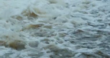 Beyaz su yakın çalkantılı akışı