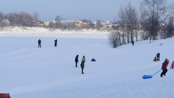 認識できない人々 大人と雪の丘で子供冬の楽しい 時間経過 — ストック動画