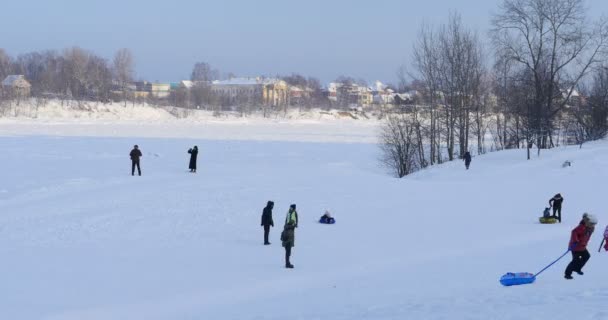 Nieve Colina Invierno Diversión Personas Adultos Niños Lapso Tiempo — Vídeos de Stock