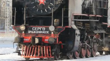 St. Petersburg, Rusya Federasyonu Ocak 2019 Sovyet buharlı lokomotif sıcak Buhar yaklaşan içiyor.