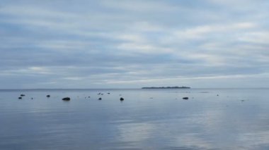 Panorama güzel deniz manzarası kamera hareket, denizin üzerinde dramatik bulutlar