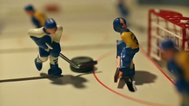 Hockeyspieler Erzielt Den Puck Hockey Brettspiel Der Nähe — Stockvideo