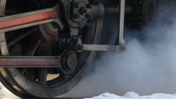 近くには 煙の雲で蒸気機関車のフライ ホイール — ストック動画