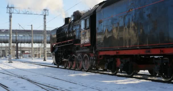 駅側のビューで ロシアのサンクトペテルブルク 2019 日ソビエト蒸気機関車 — ストック動画