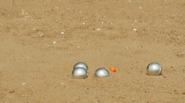 Petank eğlence oyunu sahilde, ağır çekim