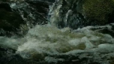 Köpük akışı yeşil su ağır çekim