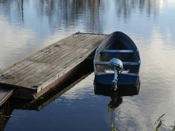 Boat with an outboard motor — Stock Photo, Image