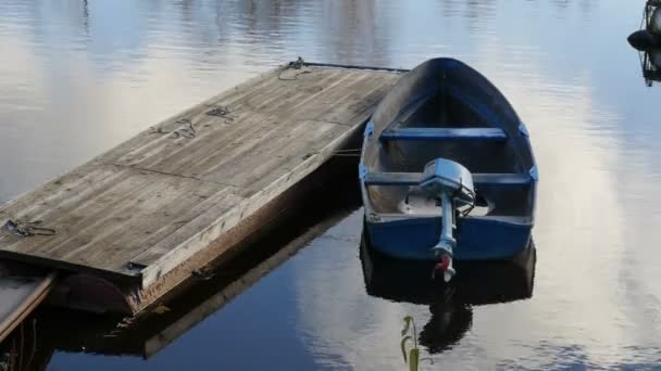 Boot Met Buitenboordmotor Afgemeerd — Stockvideo