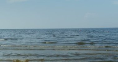 Mavi gökyüzü arka plan ile deniz manzarası, Blue Sea Waves