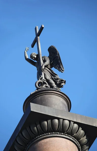 Angelo con croce in cima Colonna di Alessandro — Foto Stock