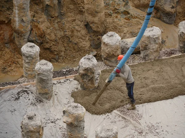 Pracownik z rur, wylewanie betonu — Zdjęcie stockowe