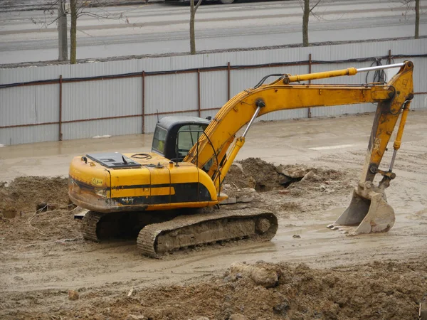 Escavadeira amarela em uma construção — Fotografia de Stock