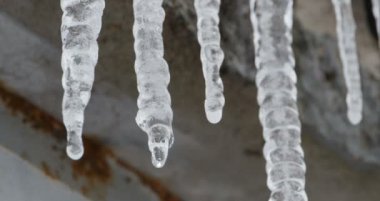 Buz sarkıtları damla, kaynak suyu akan kar erir