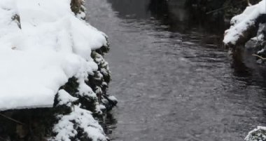 Kış dere akar, kar sürüklenir