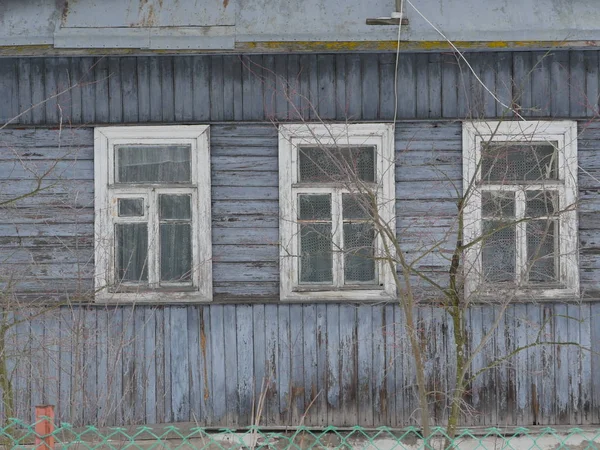 Окна Старого Деревянного Фермерского Дома — стоковое фото