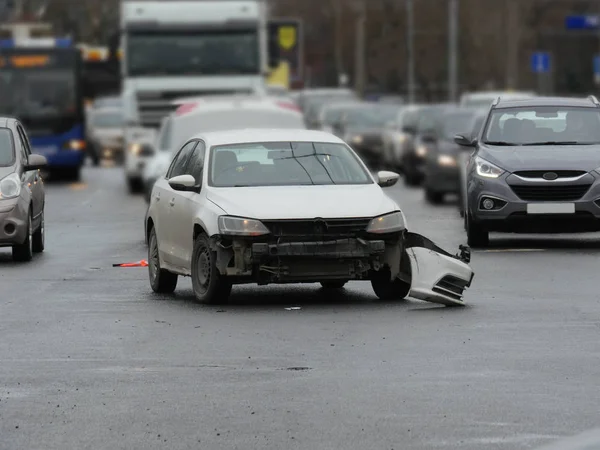 Unfall an einer vielbefahrenen Kreuzung — Stockfoto