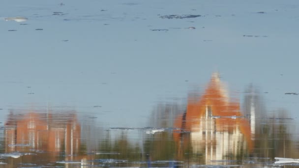 Maisons Paysage Rural Sont Reflétés Dans Rivière Dérive Glace — Video