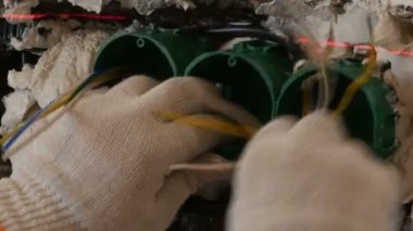 Alçı, sıra ile bir lazer düzeyde duvardaki elektrik prizi kutularını yüklemesini onarın