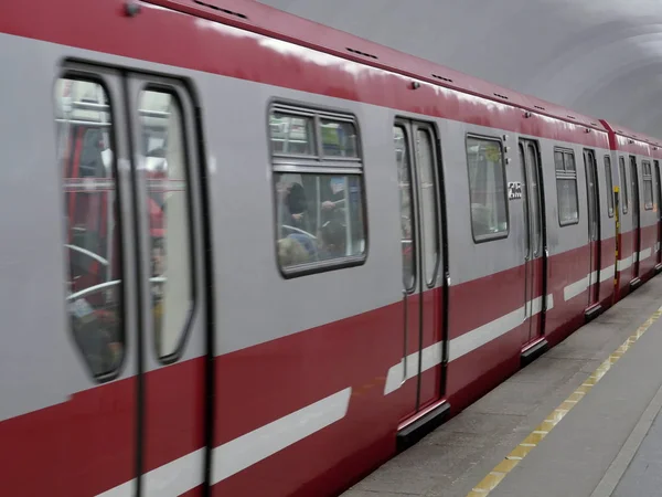 Sankt Petersburg Federacja Rosyjska Kwietnia 2019 Czerwony Metro Pociąg Ruchu — Zdjęcie stockowe