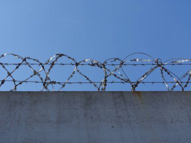 Dikenli tel Jilet Tel düşük açı görünümü ile beton duvar