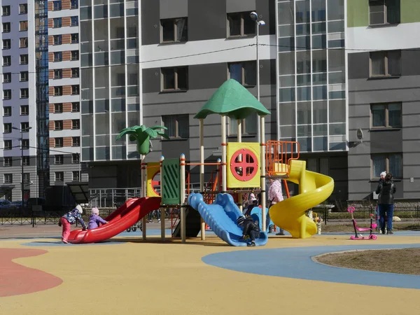 New residential buildings with a children's playground — Stock Photo, Image