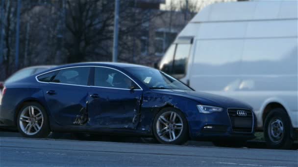 サンクトペテルブルク ロシア 2019年4月3日 対向車線に点滅するアラームで車を衝突 — ストック動画