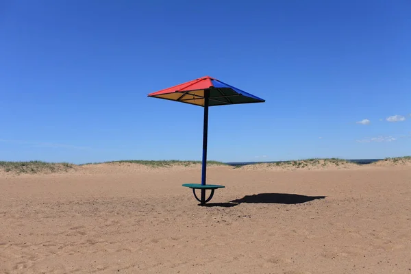 빈 해변에 있는 우산 — 스톡 사진