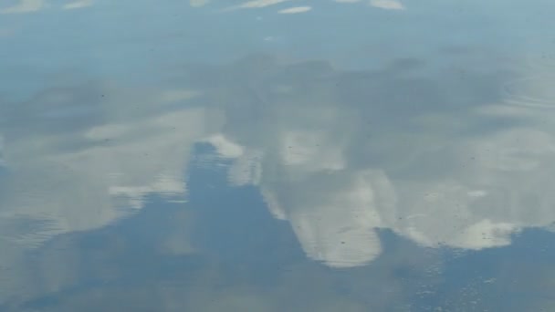 Nuages Ciel Bleu Reflet Dans Eau Cercles Sur Eau — Video