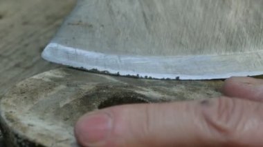 adam yakın balta bileme keskinleştirir