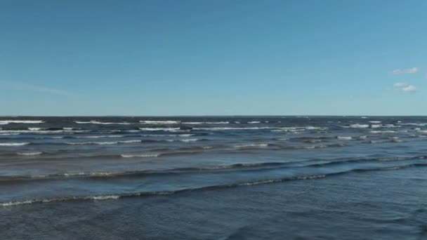 Seascape Vågor Med Whitecaps Vågor Springa Till Stranden — Stockvideo