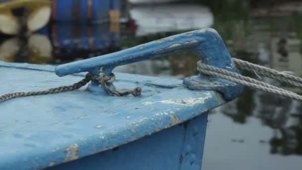 Ligplaats Oude Boot Afgemeerd Aan Pier Camerabeweging — Stockvideo