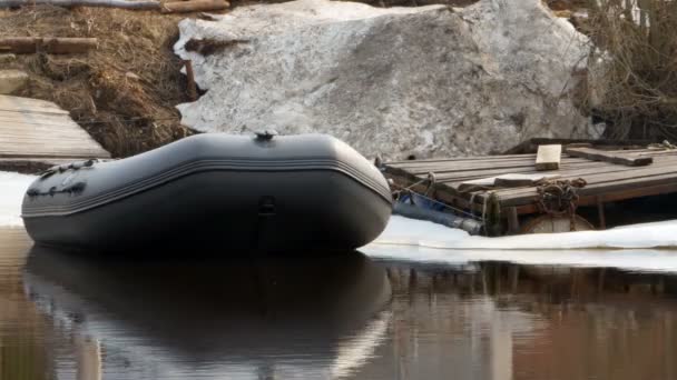 Graues Schlauchboot Vor Anker Spiegelt Sich Wasser — Stockvideo