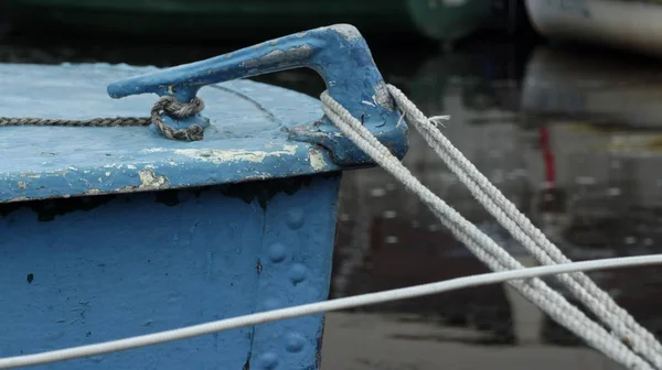 Mooring cleat old boat close to — Stock Photo, Image