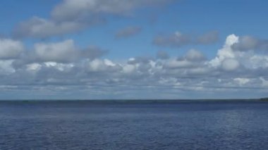 kümülüs bulutları göl zaman atlamalı üzerinde sinek