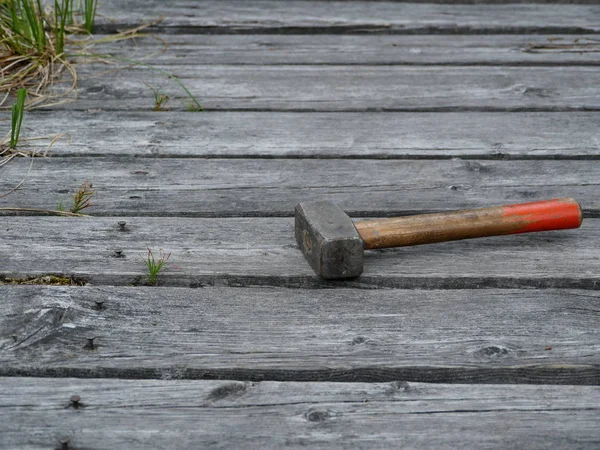 Sledgehammer Planken Oude Brug Kleven Roestige Nagels — Stockfoto