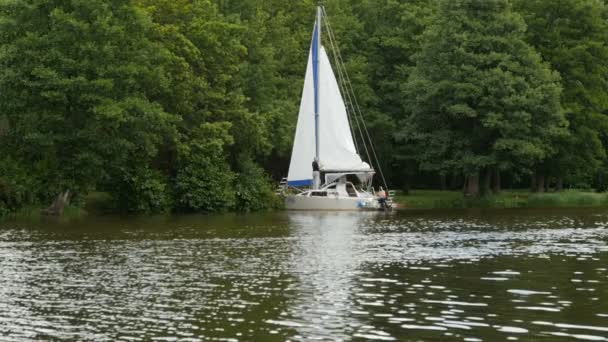 停泊在风景如画的海岸慢动作的白色帆的游艇 — 图库视频影像