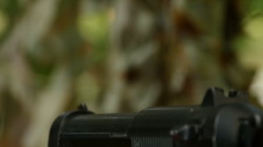 silah tutan adam atış için nişan alır