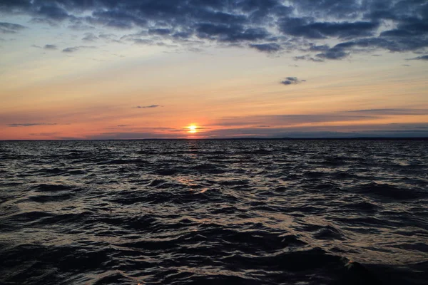 Harsh sea in the evening at sunset — Stock Photo, Image