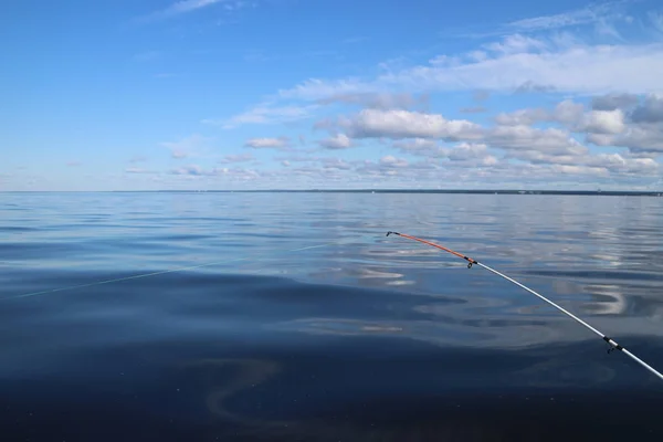 Рыбалка в спокойное летнее утро на озере — стоковое фото