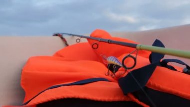 turuncu can yeleği denizde yırtıcı balık yakalamak gereklidir